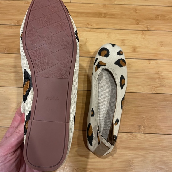 Super cute leopard print flats! - Picture 3 of 8